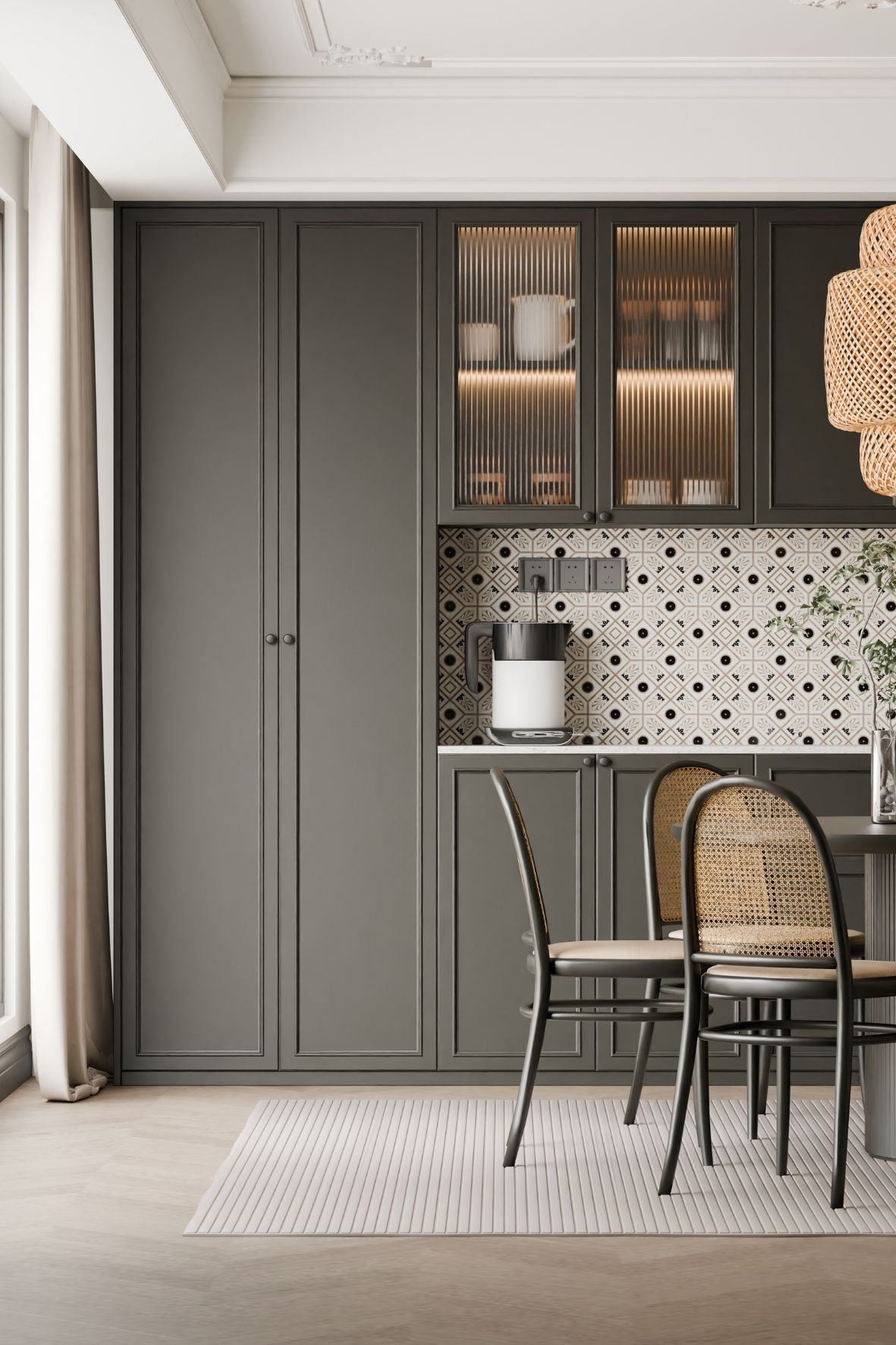 Cuisine linéaire avec étagères ouvertes en bois, plan de travail clair et dosseret foncé dans un intérieur  à Hampstead